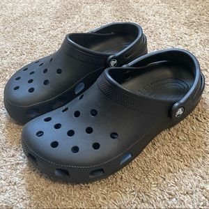CLASSIC BLACK CROCS (SIZE WOMENS 9, MENS 7)